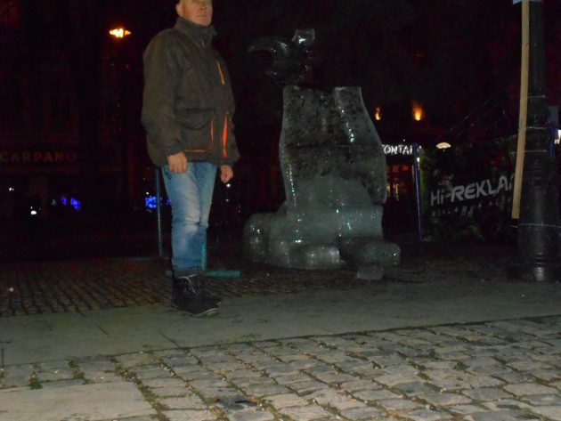 Ľadová socha v blízkosti zvonkohry a hrajúcej fontány (Ladislav Serenča) Ľadová socha pred hrajúcou fontánou medzi Dómom svätej Alžbety a divadlom