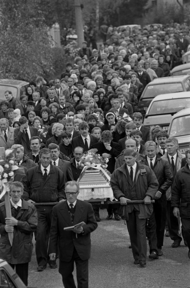 Prvý pohreb jednej z obetí. Konal sa 31. októbra 1995 v Haniske pri Košiciach.(Zdroj: tasr)