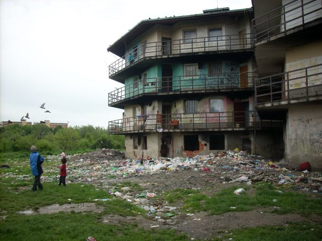 Rómske deti tieto skládky pravidelne navštevujú a hľadajú, či medzi tými odpadkami sa nenájde ešte niečo užitočné pre ne. :-(