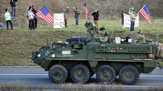  Aj takýmto spôsobom vítali českí aktivisti amerických vojakov