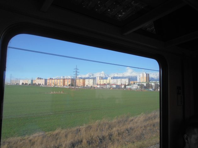  Pohľad na mesto Poprad z okna prichádzajúceho vlaku